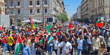 Napoli, 15mila in piazza: italiani e migranti uniti per i diritti