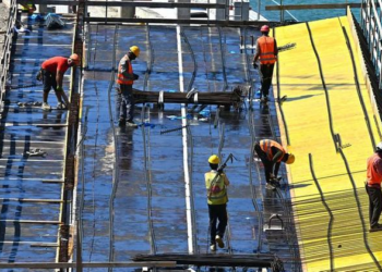 Campania, ordinanze anti-caldo ignorate. Operai e braccianti al lavoro a 40 gradi