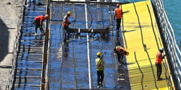 Campania, ordinanze anti-caldo ignorate. Operai e braccianti al lavoro a 40 gradi