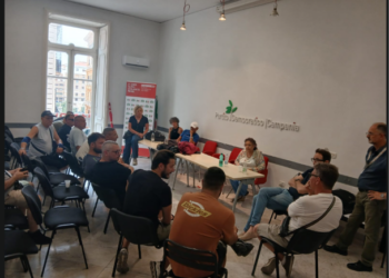 Napoli, i disoccupati occupano la sede del Pd: i manifestanti contestano l’assenza di Manfredi e Fico