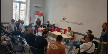 Napoli, i disoccupati occupano la sede del Pd: i manifestanti contestano l’assenza di Manfredi e Fico