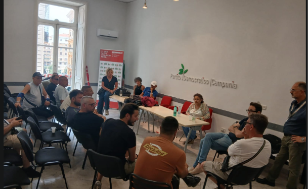 Napoli, i disoccupati occupano la sede del Pd: i manifestanti contestano l’assenza di Manfredi e Fico