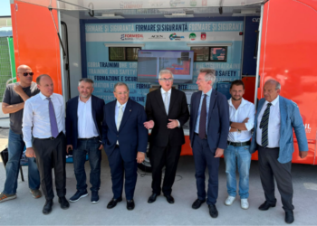 Bagnoli, la sicurezza fa passerella: il camper Formedil si ferma nel cantiere della Coppa ma a 500 metri si lavora a 39 gradi