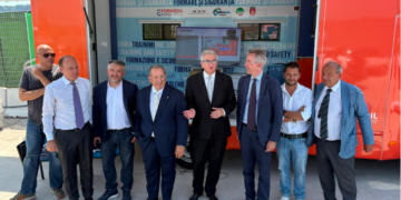 Bagnoli, la sicurezza fa passerella: il camper Formedil si ferma nel cantiere della Coppa ma a 500 metri si lavora a 39 gradi