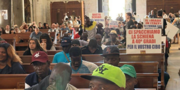 Bari, protesta dei braccianti nella Basilica di San Nicola: «Chi raccoglie il cibo muore di sete»