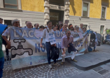 Napoli, scontro sull’acqua pubblica: presidio contro Manfredi. Video interviste a Zanotelli, Coccia e Lucarelli