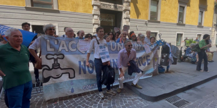 Napoli, scontro sull’acqua pubblica: presidio contro Manfredi. Video interviste a Zanotelli, Coccia e Lucarelli