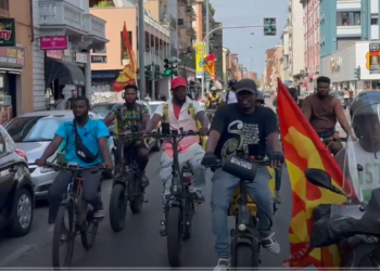 Caldo estremo e consegne a domicilio, i rider scendono in piazza: «Servono contratti veri»
