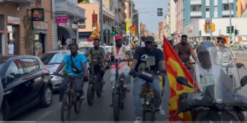Caldo estremo e consegne a domicilio, i rider scendono in piazza: «Servono contratti veri»