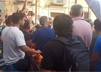 Furia a sinistra dopo il comizio di Napoli: «Danno del fascista a chi protesta per il lavoro»