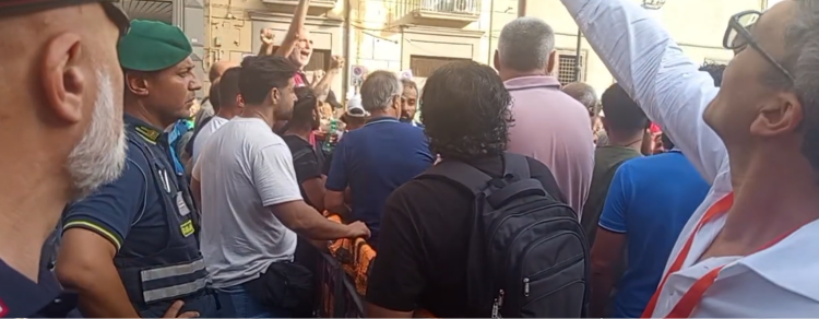 Furia a sinistra dopo il comizio di Napoli: «Danno del fascista a chi protesta per il lavoro»