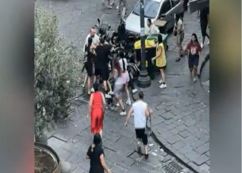 Napoli, rissa e colpi d’arma da fuoco a piazza Montesanto: arresti e un Kalashnikov sequestrato