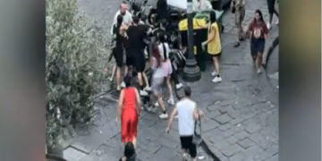 Napoli, rissa e colpi d’arma da fuoco a piazza Montesanto: arresti e un Kalashnikov sequestrato