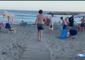 Bacoli, guerra delle spiagge: 400 metri di arenile libero contro chilometri di concessioni