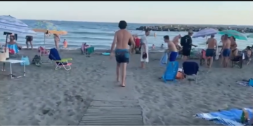 Bacoli, guerra delle spiagge: 400 metri di arenile libero contro chilometri di concessioni