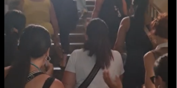 Napoli invasa dai manifesti “Fate presto”, poi le disoccupate occupano Palazzo San Giacomo