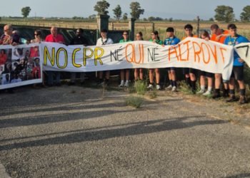 Castel Volturno, oltre 150 giovani in catena umana contro il nuovo CPR