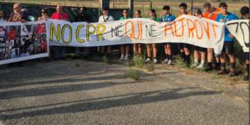 Castel Volturno, oltre 150 giovani in catena umana contro il nuovo CPR