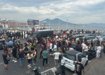 Napoli, esplode la protesta dei 1200 disoccupati: contestati Conte, Fico e Manfredi