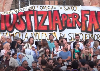 Bologna, caos in centro dopo la morte di Abderrahim Fakir: la piazza grida «Omicidio di Stato»