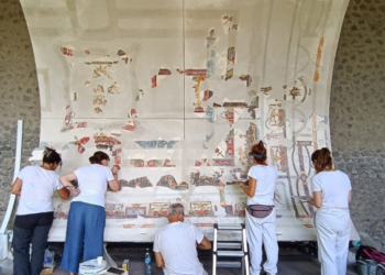 Pompei, il restauro svela il soffitto della Casa con Panificio: torna alla luce il matrimonio sacro di Dioniso e Arianna