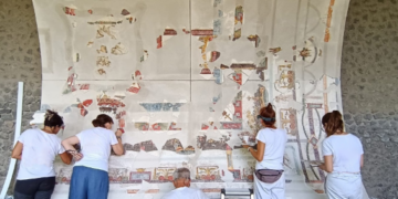 Pompei, il restauro svela il soffitto della Casa con Panificio: torna alla luce il matrimonio sacro di Dioniso e Arianna