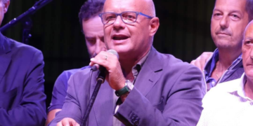 «Basta passarelle elettorali sulle spalle di Napoli Est»: Fucito rompe con Manfredi e nomina De Magistris