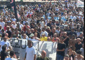 Pozzuoli si solleva contro l’inerzia sul bradisismo: caos navi e convocazione immediata da Piantedosi