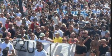 Pozzuoli si solleva contro l’inerzia sul bradisismo: caos navi e convocazione immediata da Piantedosi