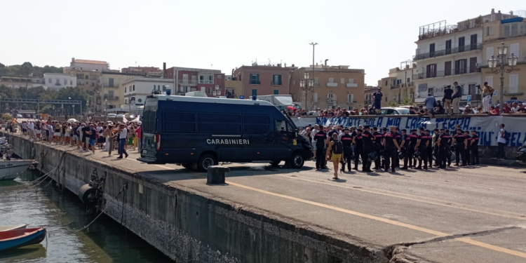 Sisma Campi Flegrei, sveglia a 4 giorni dal terremoto: Cgil, Cisl e Uil disertano la piazza ma inondano i giornali di comunicati