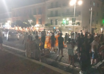 Pozzuoli in tilt, la protesta degli sfollati: “Vogliamo un tetto sotto cui dormire, basta passerelle”