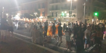 Pozzuoli in tilt, la protesta degli sfollati: “Vogliamo un tetto sotto cui dormire, basta passerelle”