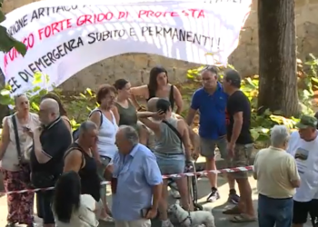 Sisma Campi Flegrei, il bilancio della Prefettura: 3627 sfollati mentre il Rione Artiaco scende in piazza