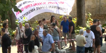 Sisma Campi Flegrei, il bilancio della Prefettura: 3627 sfollati mentre il Rione Artiaco scende in piazza