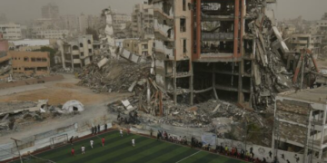 Censura a Deauville: rimossa la foto del calcio tra le macerie di Gaza