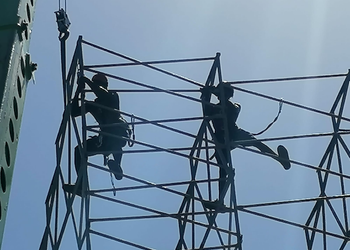 Lavori a 35 gradi in Piazza Plebiscito: operai sul cantiere del Comune nonostante l’ordinanza anti-caldo
