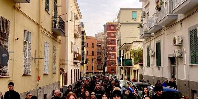 Campi Flegrei, l’emergenza senza fine: 300 sfollati a Pozzuoli e la rabbia dei cittadini. “Basta passerelle, serve la messa in sicurezza”