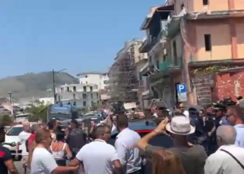 Campi Flegrei, esplode la rabbia di Pozzuoli: «Blocchiamo il porto, blocchiamo tutto»