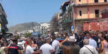 Campi Flegrei, esplode la rabbia di Pozzuoli: «Blocchiamo il porto, blocchiamo tutto»