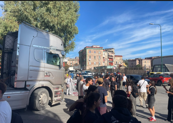 Coppa America a Napoli, tensione a Bagnoli: residenti e attivisti bloccano i camion dei cantieri