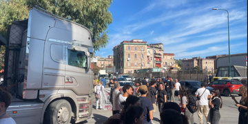 Coppa America a Napoli, tensione a Bagnoli: residenti e attivisti bloccano i camion dei cantieri