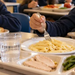 Mortara, la mensa diventa una punizione: pasto diverso ai figli dei genitori morosi