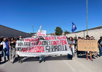 Bagnoli, rivolta contro l’America’s Cup: corteo e stop ai cantieri