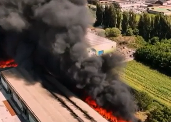 Incendio Airola, Fico e Pecoraro sul posto: «Monitoraggio costante per tutelare cittadini e ambiente»