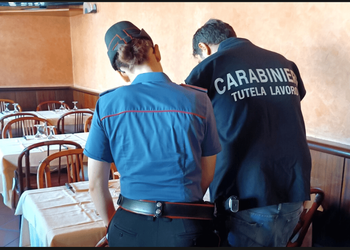 Ristorazione a Napoli, la denuncia dei lavoratori: «Turni massacranti e stipendi da fame»
