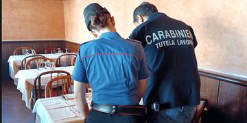 Ristorazione a Napoli, la denuncia dei lavoratori: «Turni massacranti e stipendi da fame»