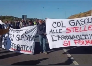Trattori in strada contro il caro carburante: protesta in tutta Italia