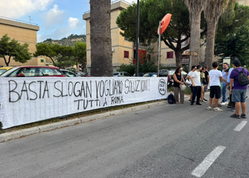Pozzuoli esiste ancora: presidio al Comune e mobilitazione per il futuro dei Campi Flegrei
