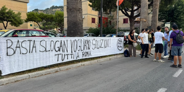 Pozzuoli esiste ancora: presidio al Comune e mobilitazione per il futuro dei Campi Flegrei