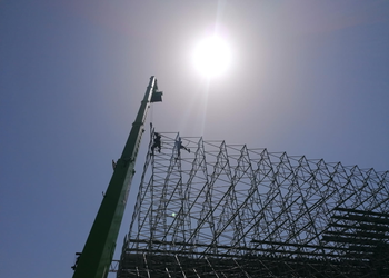 L’ordinanza anti-caldo è un bluff? A Napoli, a due passi dalla Prefettura, si lavora a 35°C sotto il sole